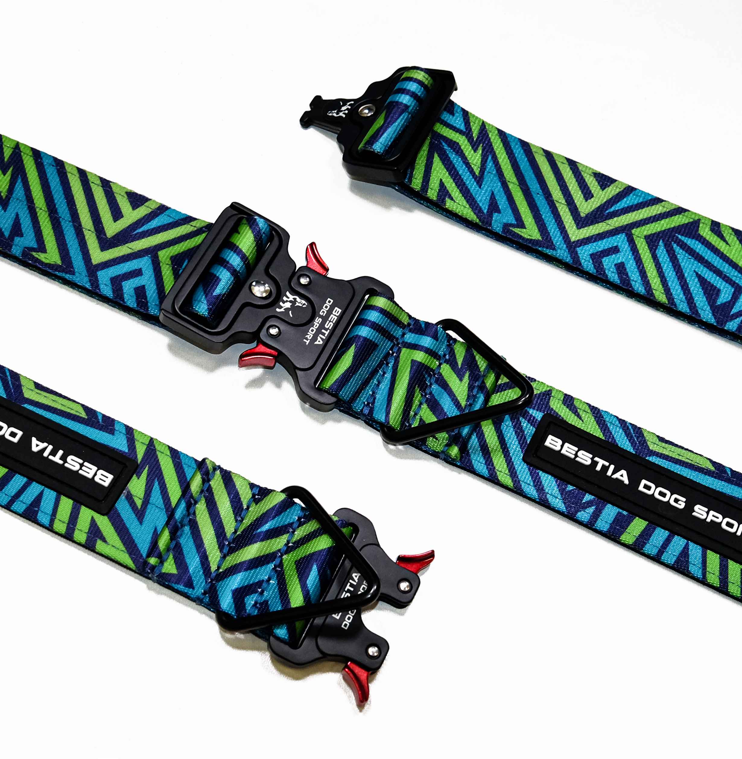 Drei Hundehalsbänder „Blau & Grün“ von BESTIA DOG SPORT GripPro Print Halsband aus strapazierfähigem Nylon mit schwarzen Schnellverschlüssen sind auf weißem Hintergrund abgebildet.