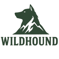 Silhouette des Kopfes und Halses eines Wolfes nach links über dem Wort „WILDHOUND“ in fetten Großbuchstaben auf beigem Hintergrund.