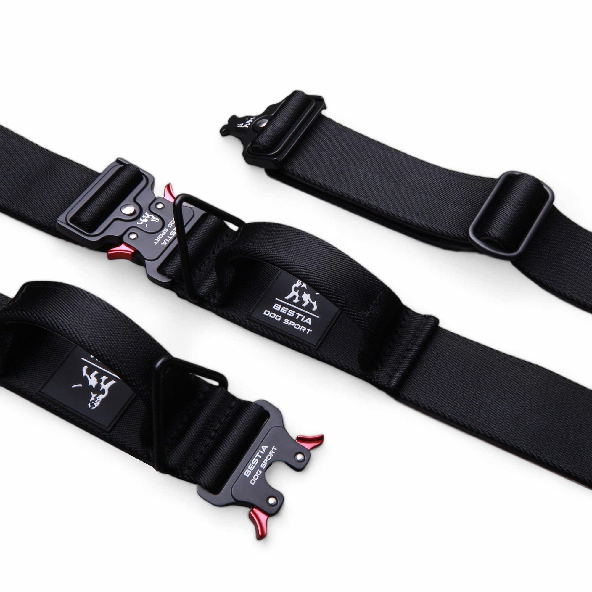 Auf weißem Grund sind drei blaue Hundehalsbänder aus Nylon mit schwarzen Metallschnallen und Verstellschiebern abgebildet. Jedes Halsband ist mit dem Logo „BESTIA DOG SPORT“ versehen.