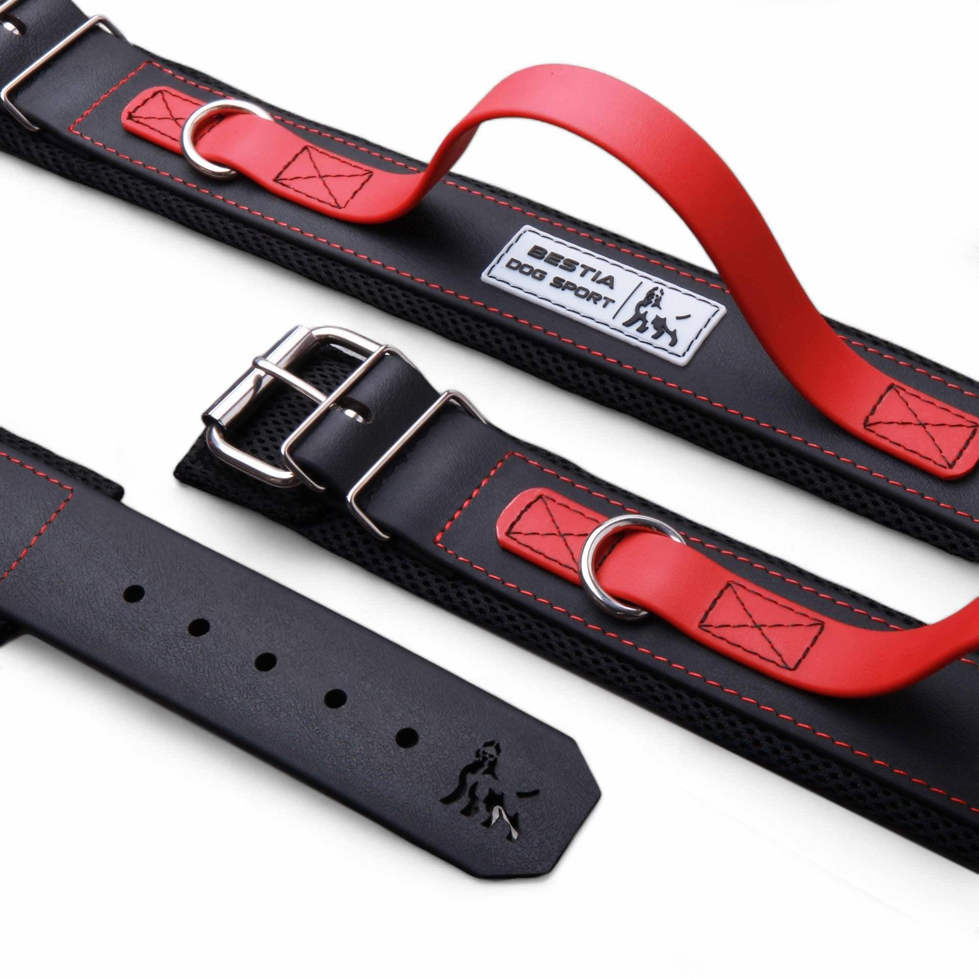 Das BESTIA DOG SPORT – Handle Halsband mit rotem Griff ist ein schwarz-rotes Halsband für große Hunde, mit Kontrollgriff, silbernen Schnallen und D-Ringen, verstärkten Nähten und Edelstahlbeschlägen für zusätzliche Haltbarkeit.
