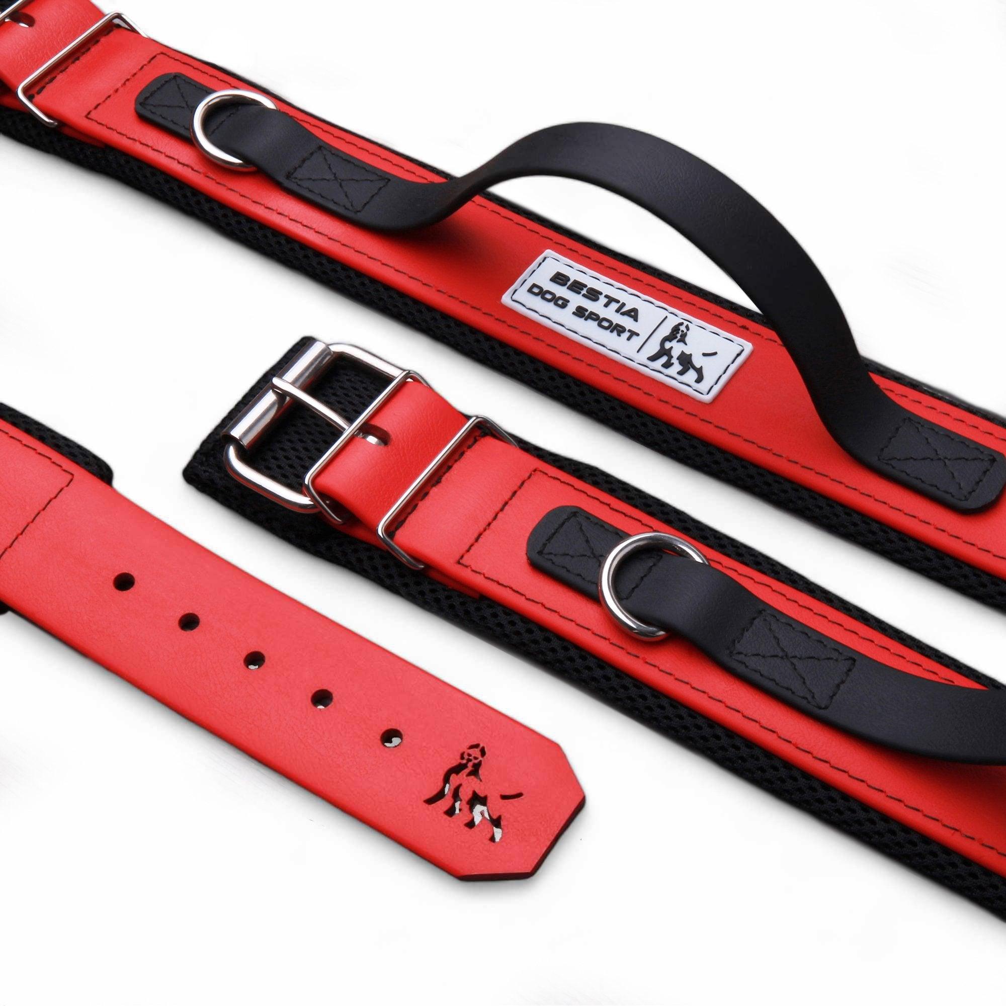 Das BESTIA DOG SPORT – BDS Handle Halsband Mattrot ist ein verstellbares rot-schwarzes Hundehalsband mit Metallschnalle, D-Ring, schwarzem Griff, gepolstertem Futter und aufgenähtem Logo-Anhänger – ideal für kräftige Hunde. Abgebildet auf weißem Hintergrund.