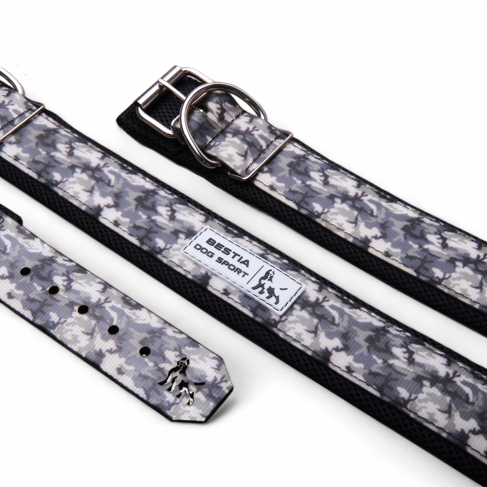 Auf einer weißen Fläche sind zwei BESTIA DOG SPORT – BDS Halsband Grey Camo-Halsbänder mit langlebigen Edelstahlbeschlägen und „Bestia Dog Sport“-Etiketten abgebildet.