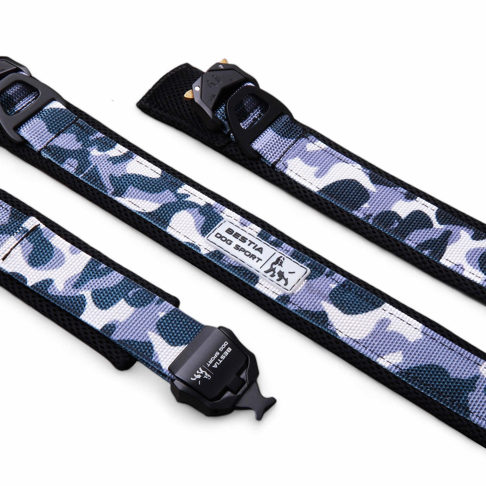 Drei blau-weiße Camouflage-Hundehalsbänder von BESTIA DOG SPORT – Schnellverschluss Halsband mit schwarzen Schnallen und Schiebern sind auf weißem Hintergrund abgebildet. Extrem belastbar, ideal für aktive Hunde mit Schnellverschluss-Design.
