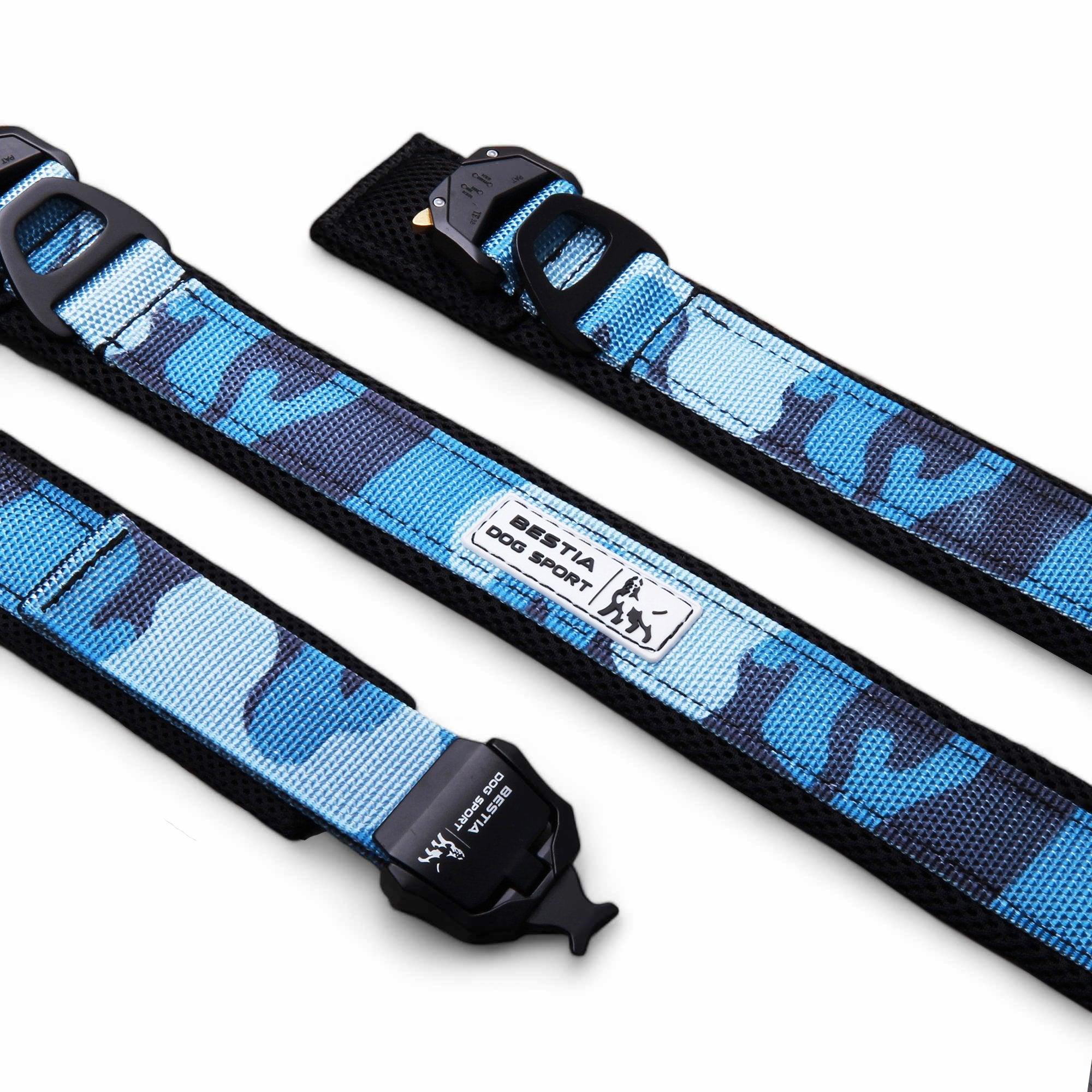Abgebildet sind drei BESTIA DOG SPORT – Schnellverschluss-Halsband Blue Camo Hundehalsbänder mit schwarzen Schnallen auf weißem Untergrund. Ein Halsband trägt die Aufschrift „EXTRA DOG SPORT“.
