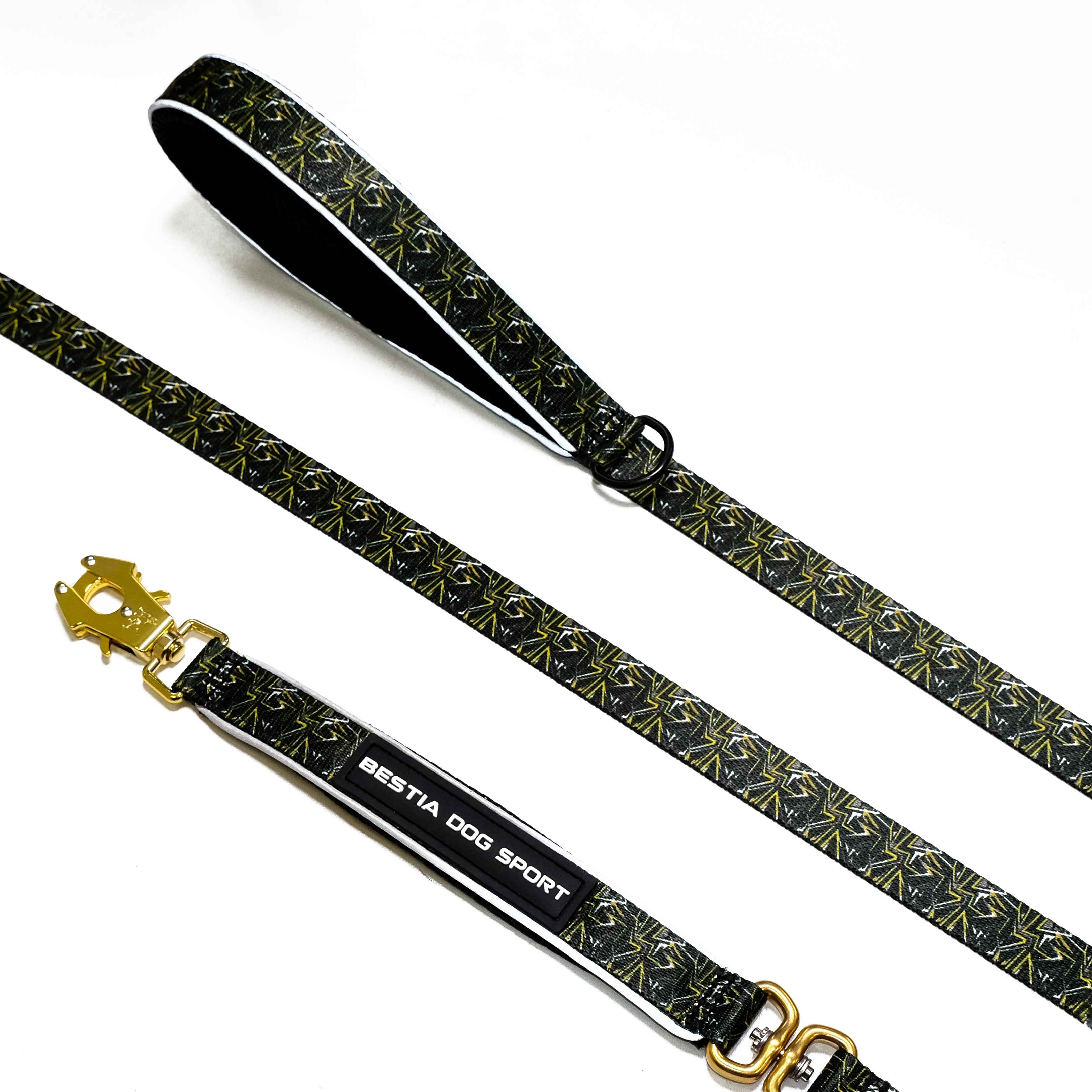 Der BESTIA DOG SPORT – GripPro Leine Gold Print verfügt über ein schwarz-goldenes Muster, robustes Nylongewebe, einen gepolsterten Griff, einen Metallclip und das Etikett „BESTIA DOG SPORT“.