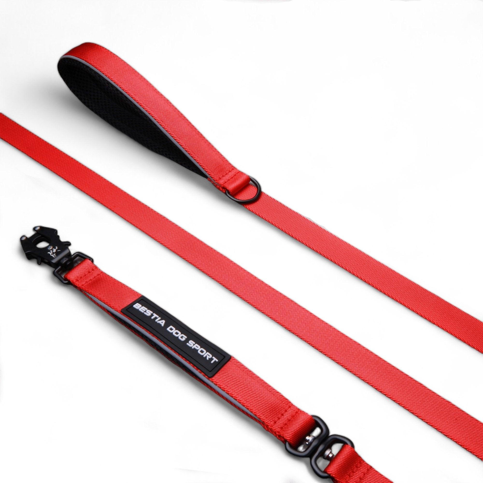 Die BESTIA DOG SPORT – GripPro Leine in Rot, auses Nylon miter Griff, verstellbarer Länge und schwarzem Metallclip, ist auf weißem Hintergrund abgebildet.