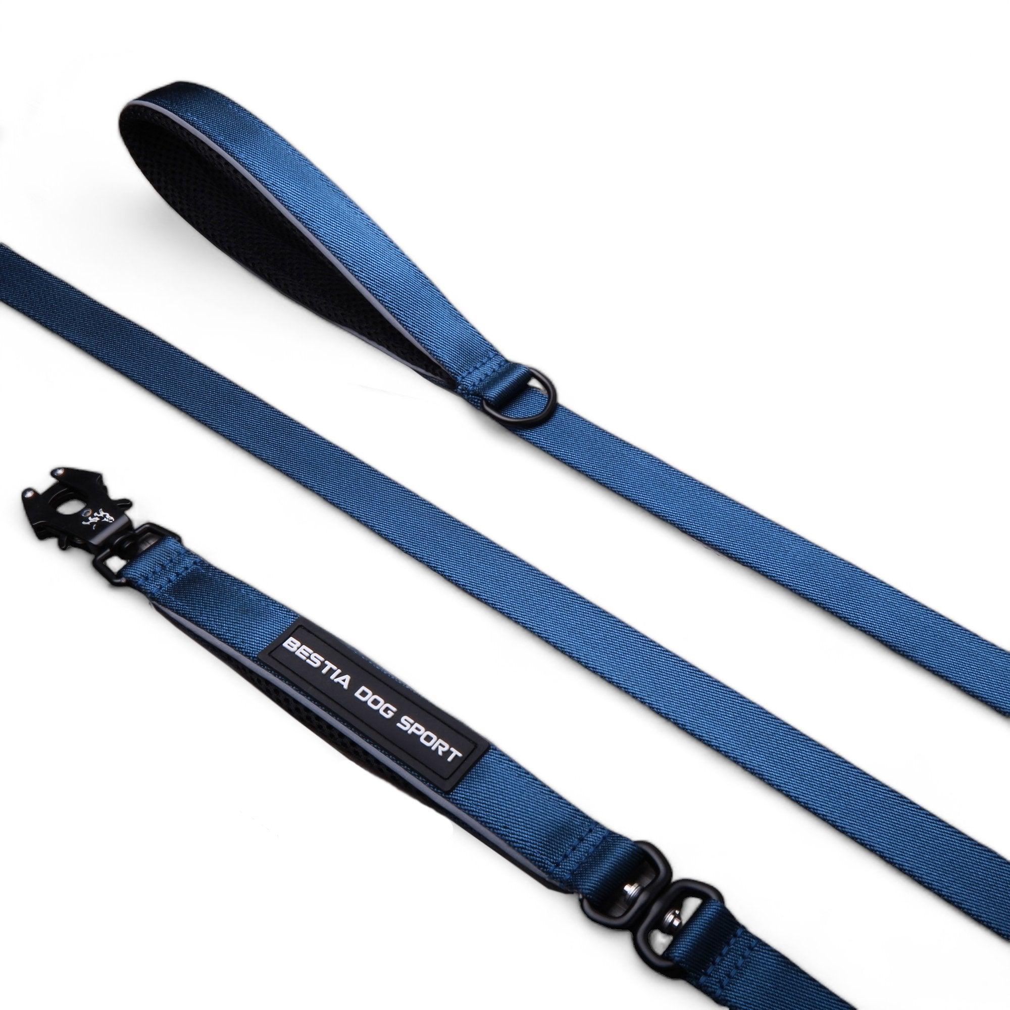 Die BESTIA DOG SPORT – GripPro Leine in Blau, aus robustem Nylon mit robustem Griff und stabilem Metallclip, ist auf weißem Untergrund abgebildet.