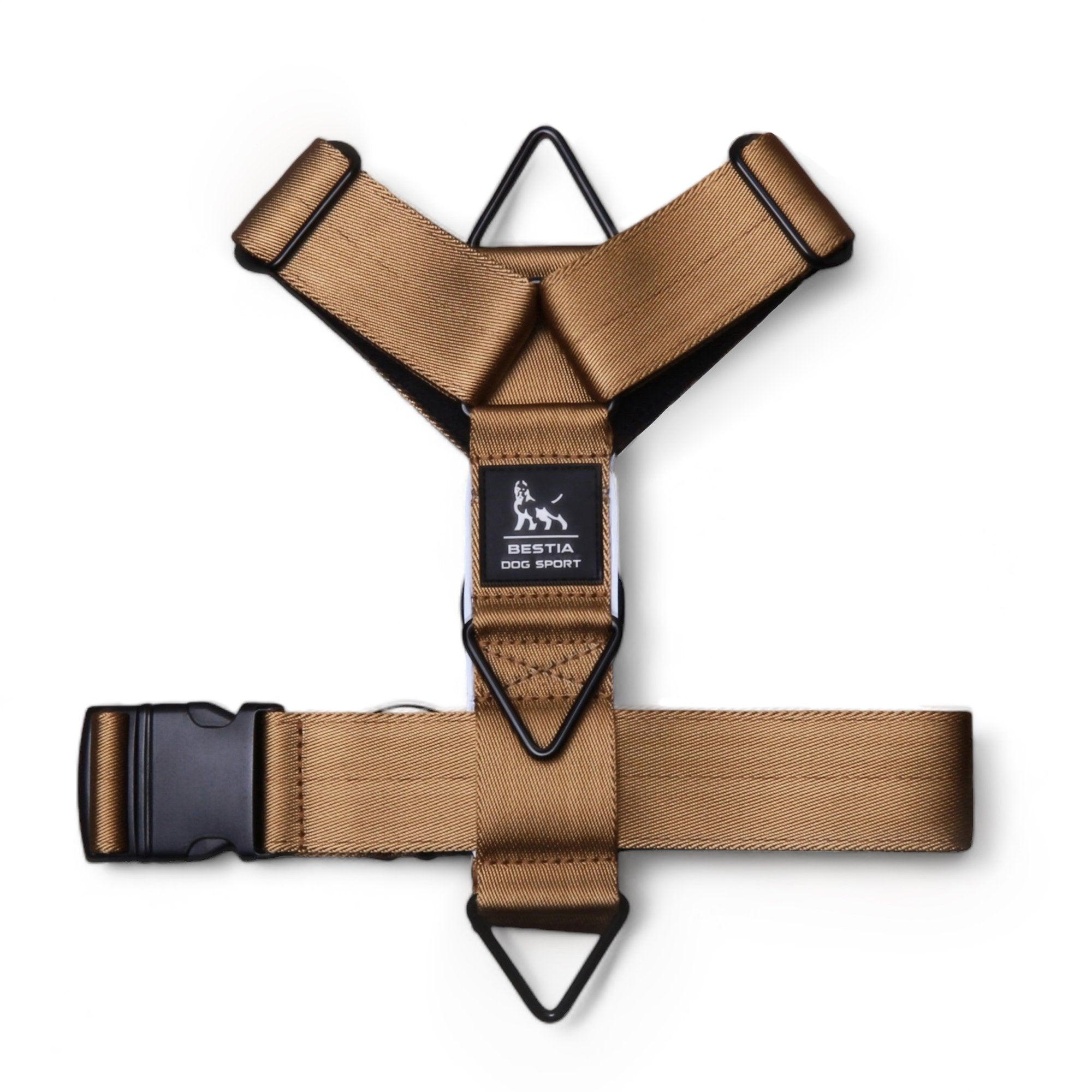 Das BESTIA DOG SPORT – GripPro Basic Geschirr besteht aus robustem Nylon, hat einen verstellbaren Gurt, eine schwarze Kunststoffschnalle, Metallringe und ein „BESTIA DOG SPORT“-Label auf der Vorderseite.