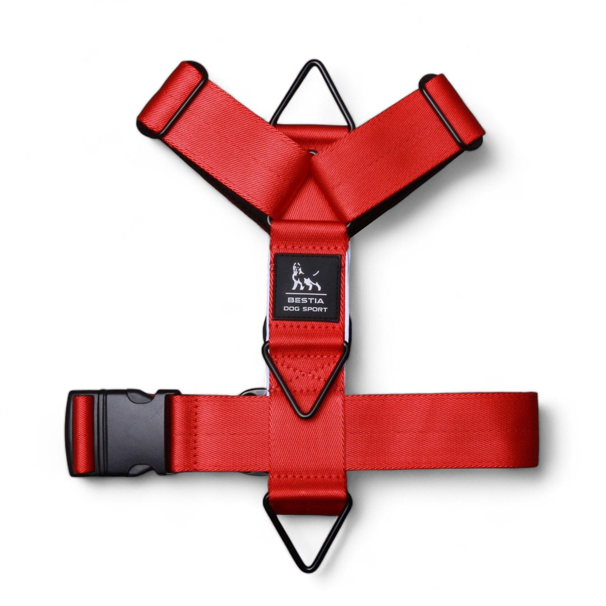 Das BESTIA DOG SPORT – GripPro Basic Geschirr verfügt über einen verstellbaren Gurt aus robustem Nylon, schwarze Metallringe und Schnalle sowie ein mittig platziertes „BESTIA DOG SPORT“-Label.
