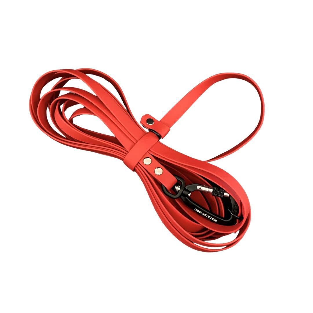Die BESTIA DOG SPORT – Multifunktions-Schleppleine 5m ist eine gewickelte rote Schleppleine mit schwarzem Aluminium-Karabiner auf weißem Hintergrund – ideal für das Hundetraining.