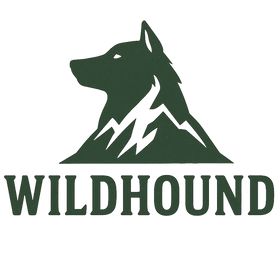 Silhouette des Kopfes und Halses eines Wolfes nach links über dem Wort „WILDHOUND“ in fetten Großbuchstaben auf beigem Hintergrund.